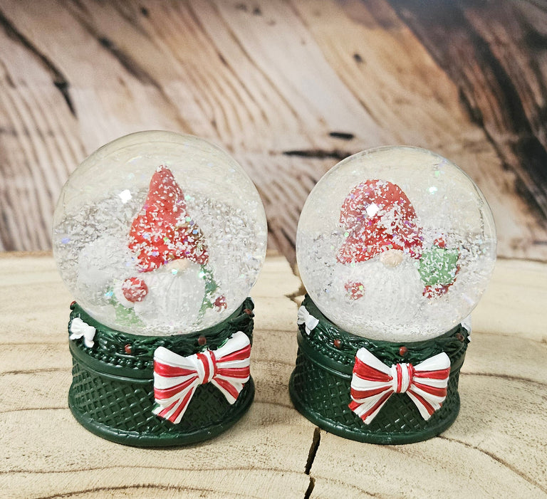 2 süße Mini-Schneekugeln Weihnachtswichtel auf grün B: 45mm - Schneekugelhaus
