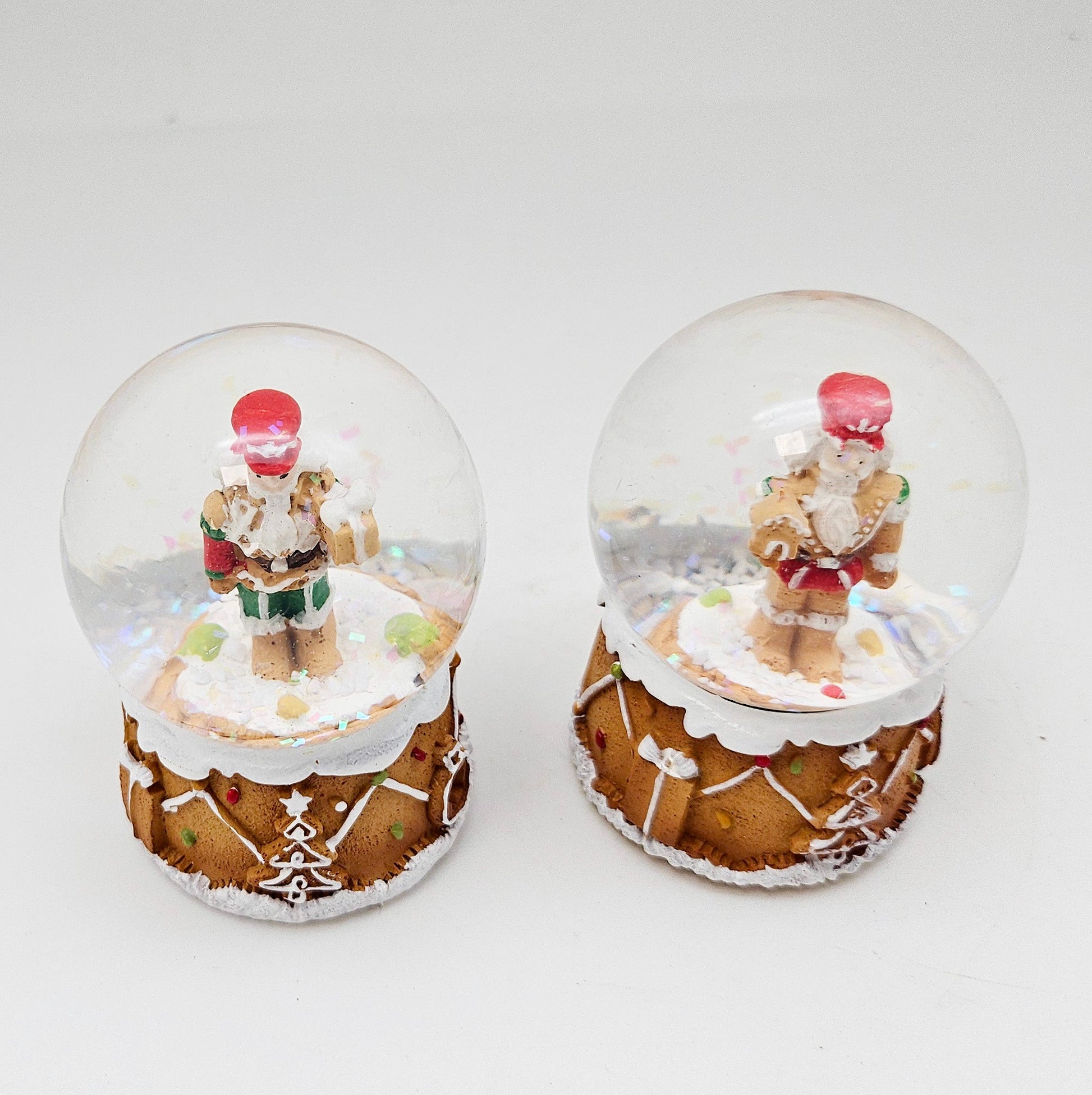 2 Süße Mini - Schneekugeln Nussknacker auf Sockel Weihnachtsbäckerei 45 mm Durchmesser - Schneekugelhaus