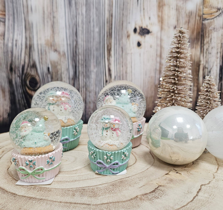 2 Süße Schneekugeln Weihnachtsmuffin türkis rosa Weihnachtsbäckerei 65 mm Durchmesser - Schneekugelhaus