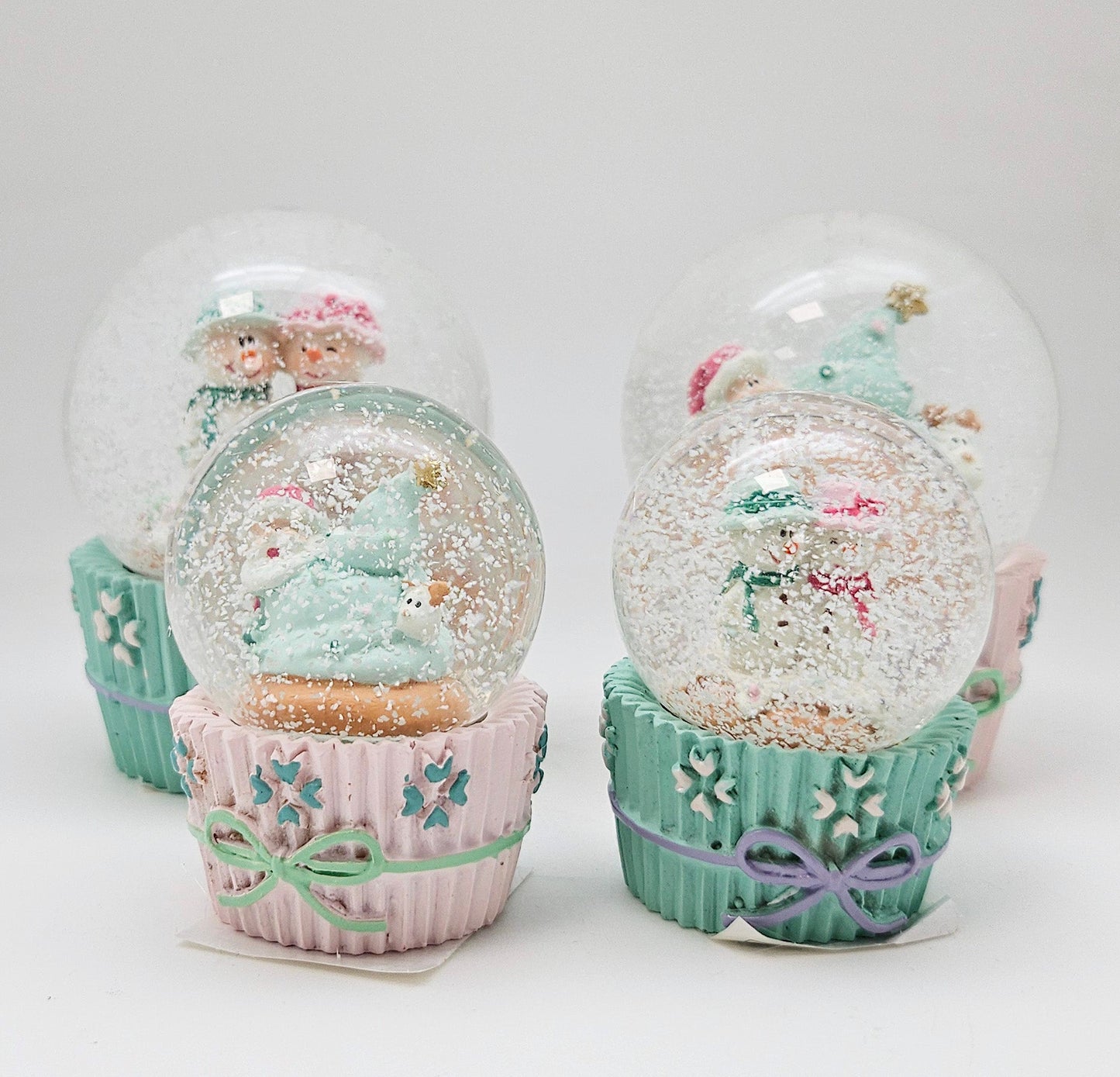 2 Süße Schneekugeln Weihnachtsmuffin türkis rosa Weihnachtsbäckerei 65 mm Durchmesser - Schneekugelhaus