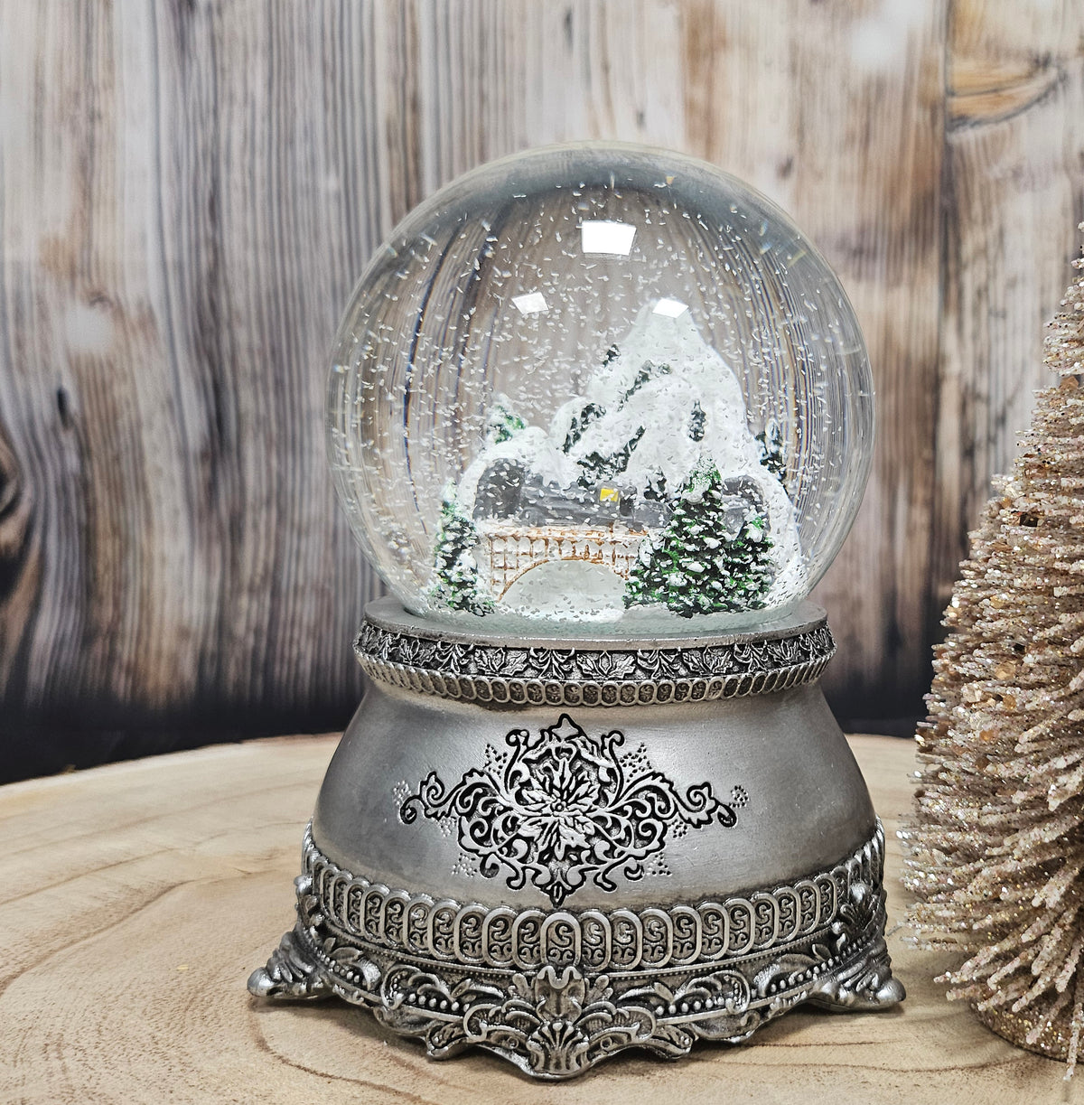 Nostalgische Schneekugel Berglandschaft mit Brücke auf Zinnsockel 100 mm Durchmesser mit Spieluhr