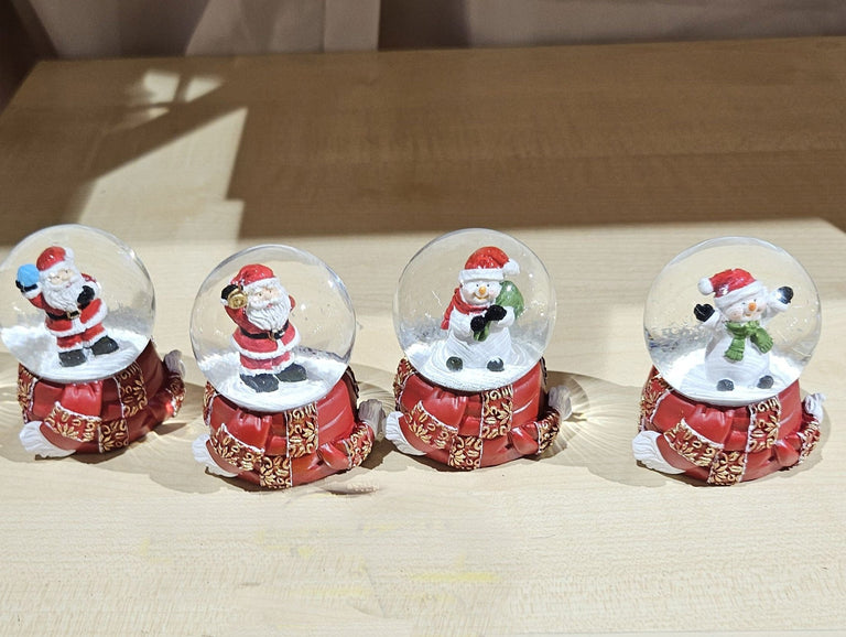 4 süße Mini - Schneekugeln Winter & Weihnacht mit Sockel Winterschal B: 45mm - Schneekugelhaus