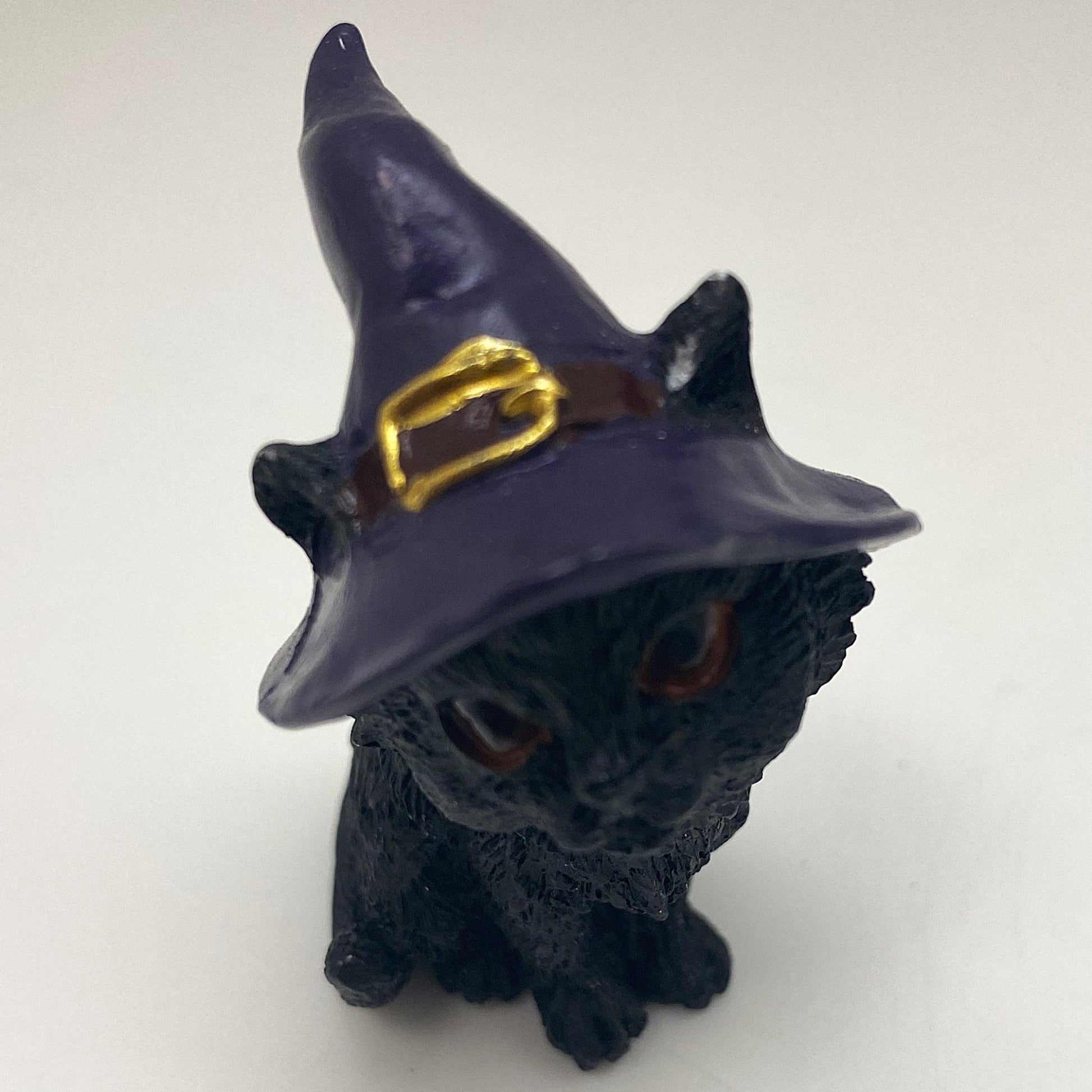 Hexen-Katzen Figur "aufmerksam mit lila Hut" - 50 x 65 mm - Schneekugelhaus