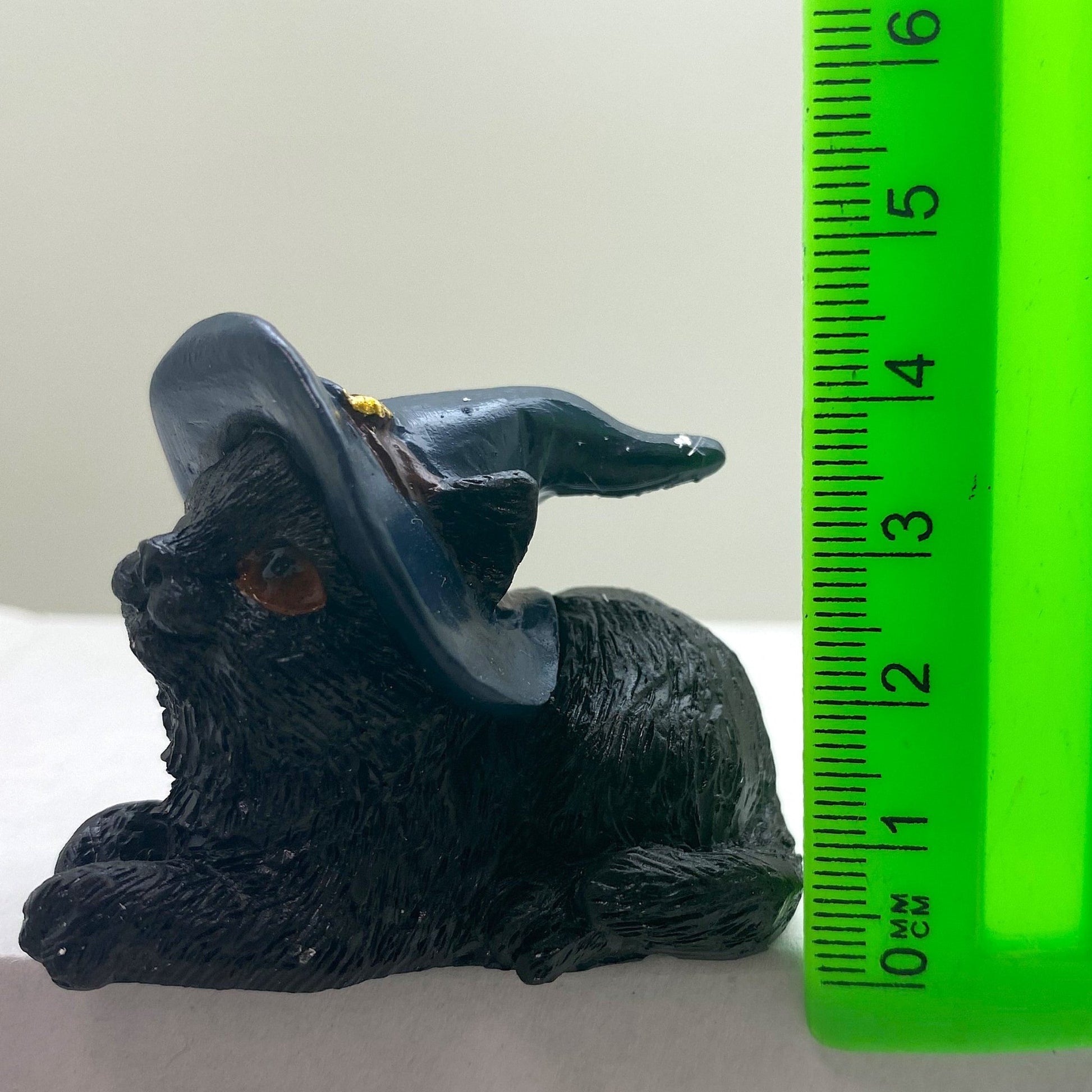 Hexen-Katzen Figur "bequem mit blauen Hut" - 55 x 50 mm - Schneekugelhaus