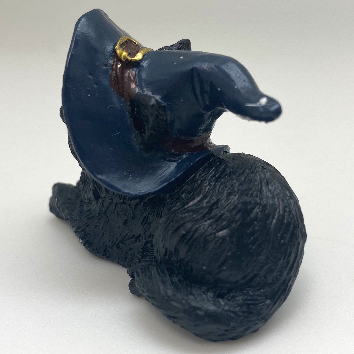 Hexen-Katzen Figur "bequem mit blauen Hut" - 55 x 50 mm - Schneekugelhaus