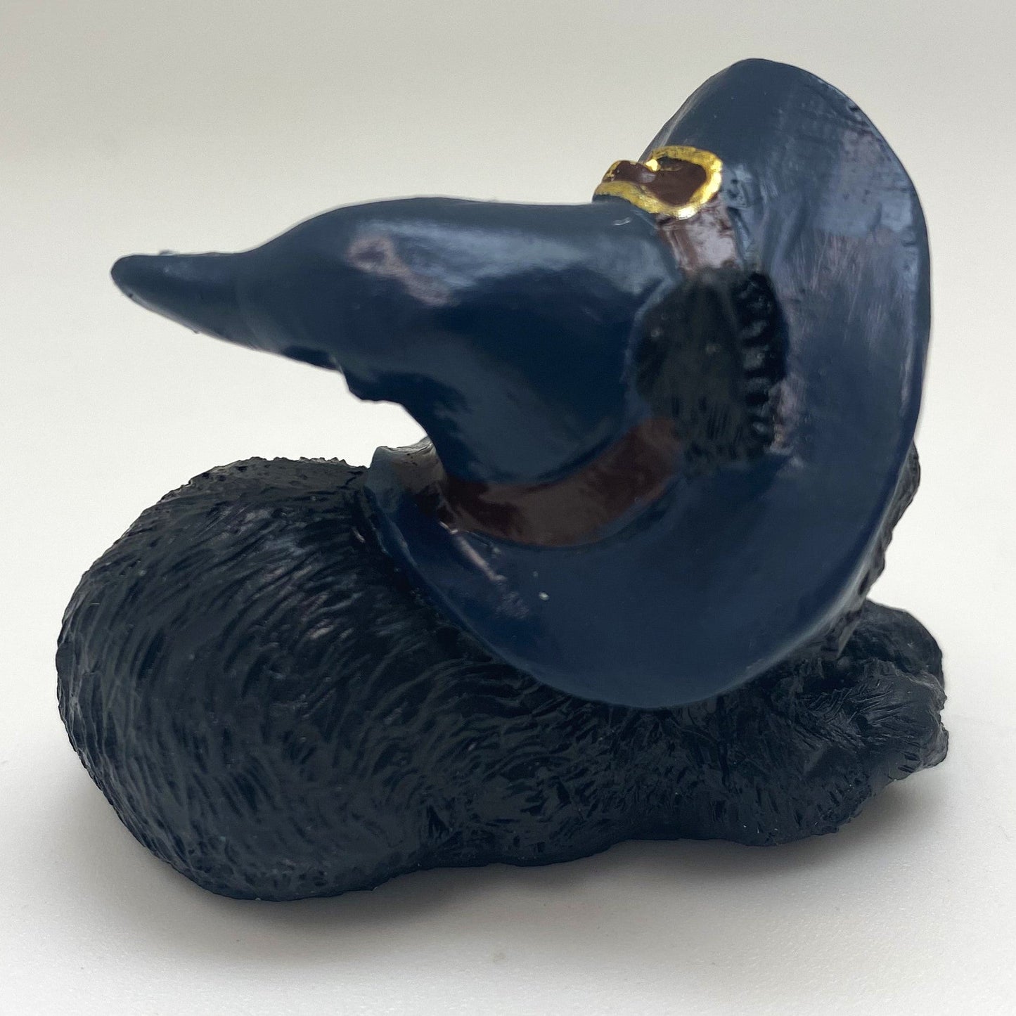 Hexen-Katzen Figur "bequem mit blauen Hut" - 55 x 50 mm - Schneekugelhaus