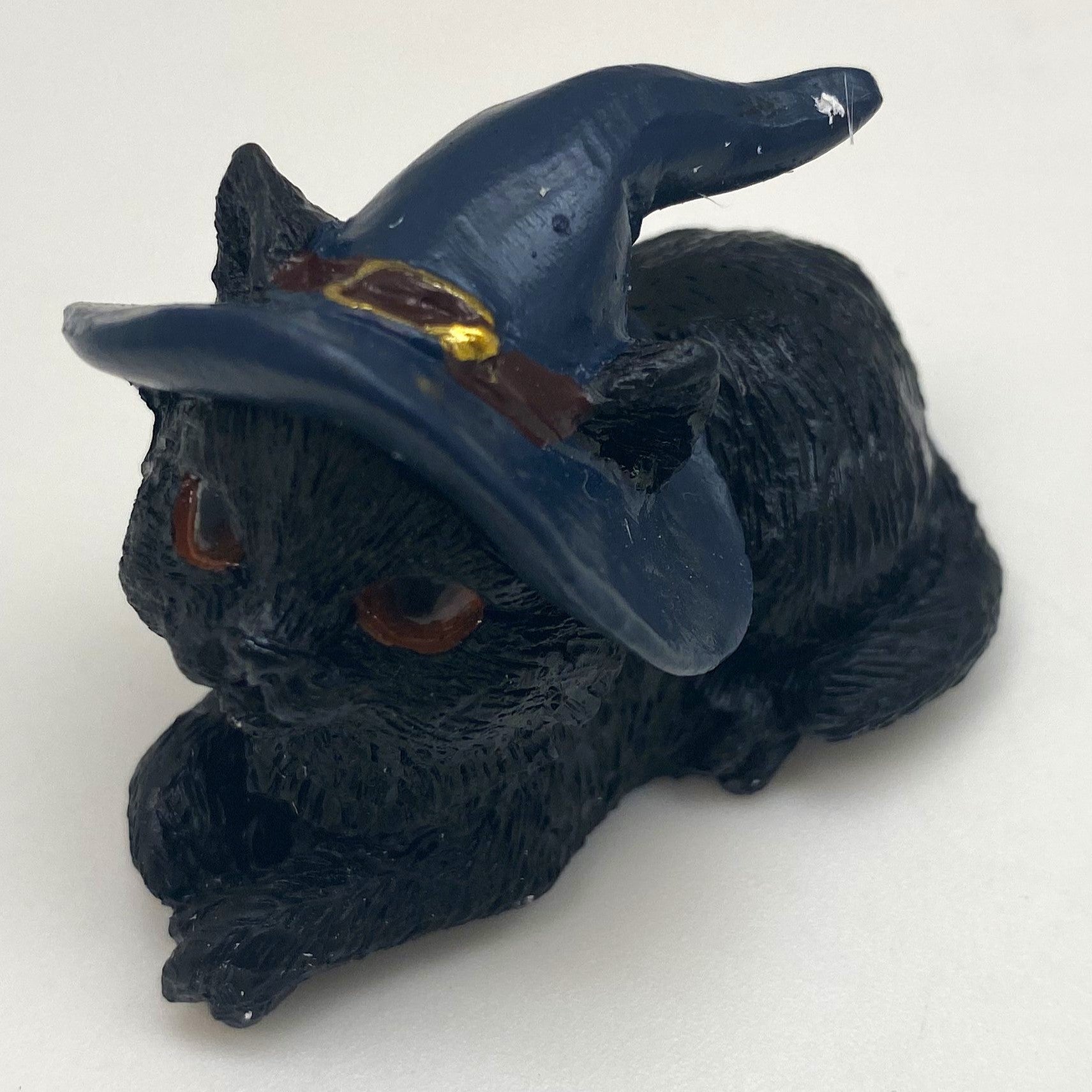 Hexen-Katzen Figur "bequem mit blauen Hut" - 55 x 50 mm - Schneekugelhaus