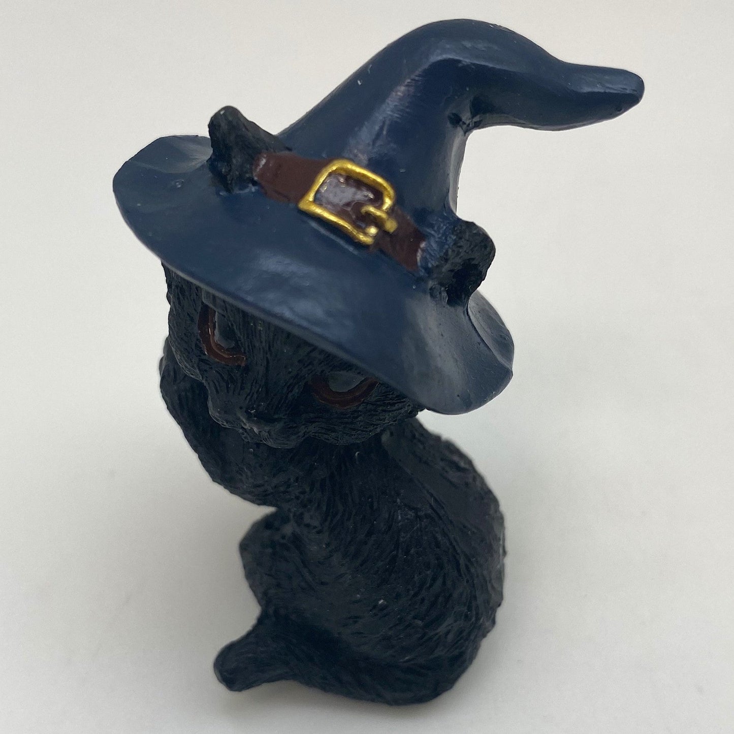 Hexen-Katzen Figur "bettelt mit blauen Hut" - 55 x 65 mm - Schneekugelhaus