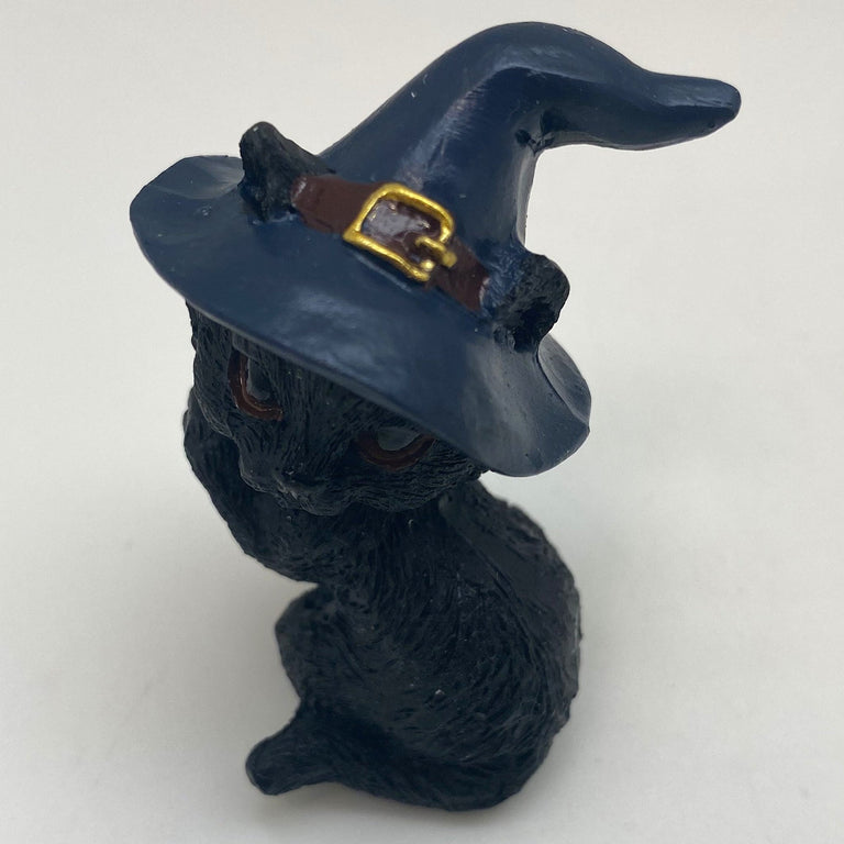 Hexen-Katzen Figur "bettelt mit blauen Hut" - 55 x 65 mm - Schneekugelhaus