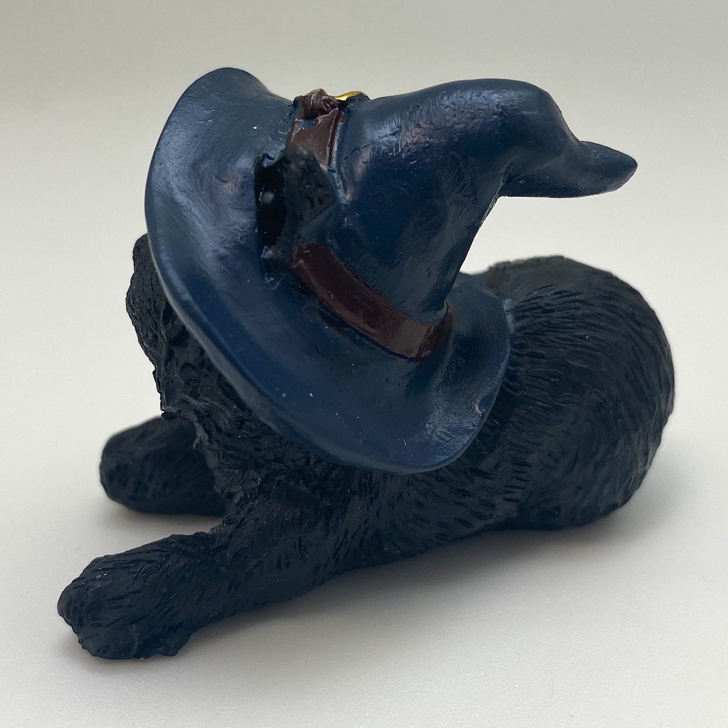Hexen-Katzen Figur "liegt mit blauen Hut" - 60 x 50 mm - Schneekugelhaus