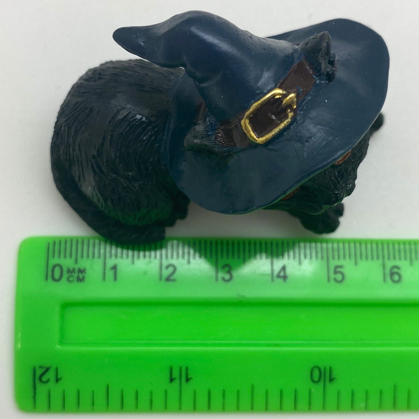 Hexen-Katzen Figur "liegt mit blauen Hut" - 60 x 50 mm - Schneekugelhaus