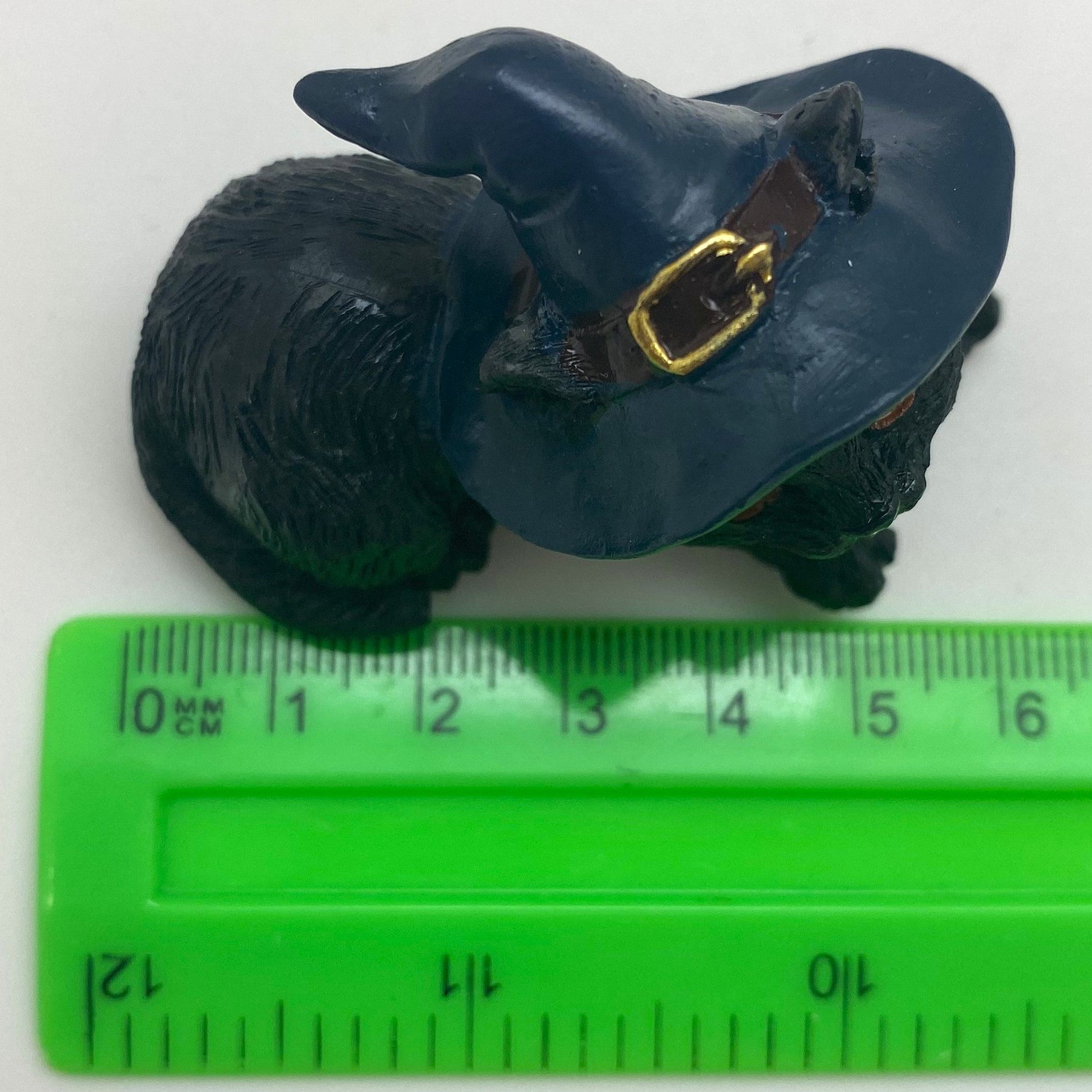 Hexen-Katzen Figur "liegt mit blauen Hut" - 60 x 50 mm - Schneekugelhaus