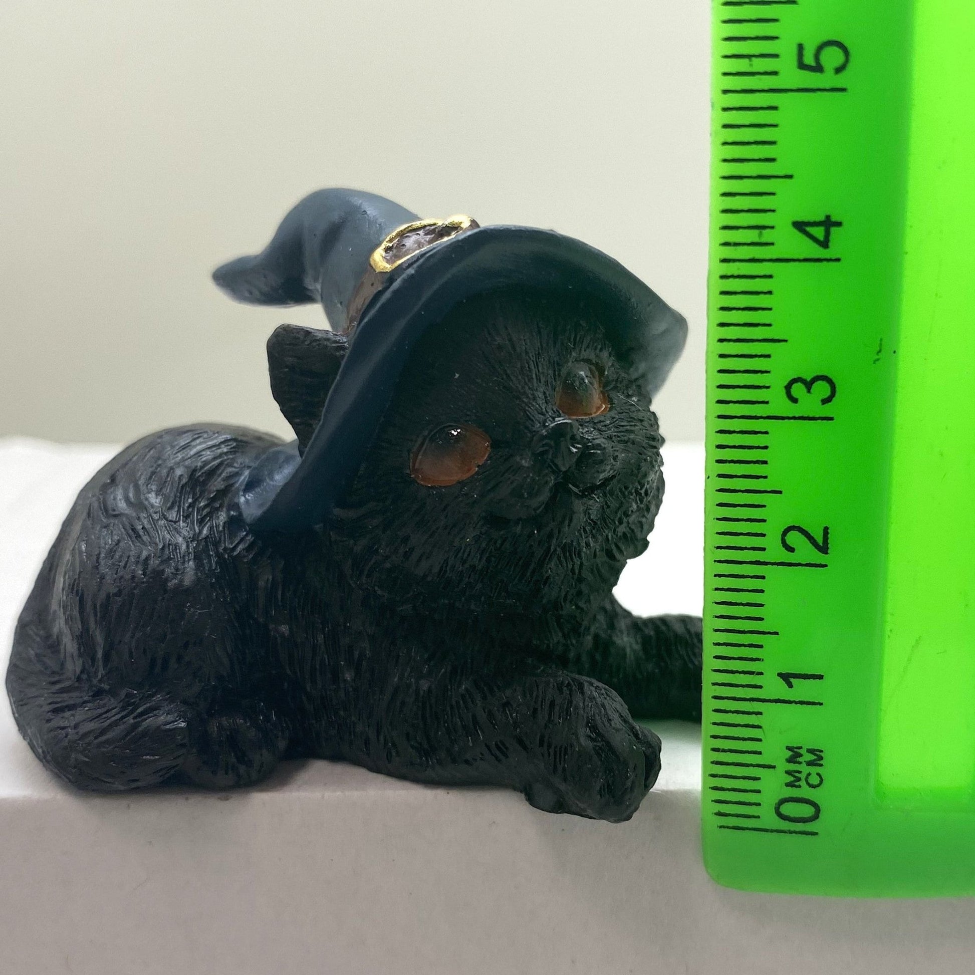 Hexen-Katzen Figur "liegt mit blauen Hut" - 60 x 50 mm - Schneekugelhaus