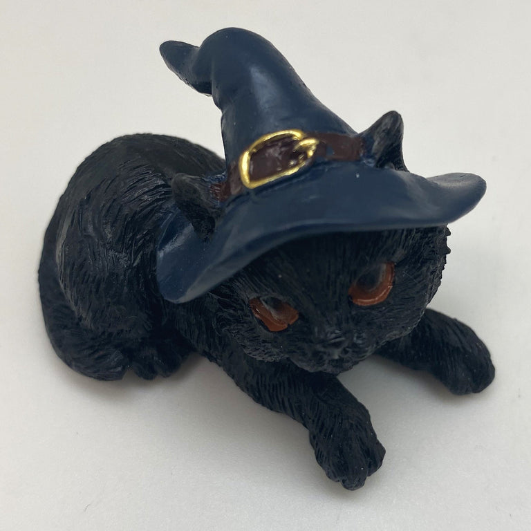 Hexen-Katzen Figur "liegt mit blauen Hut" - 60 x 50 mm - Schneekugelhaus