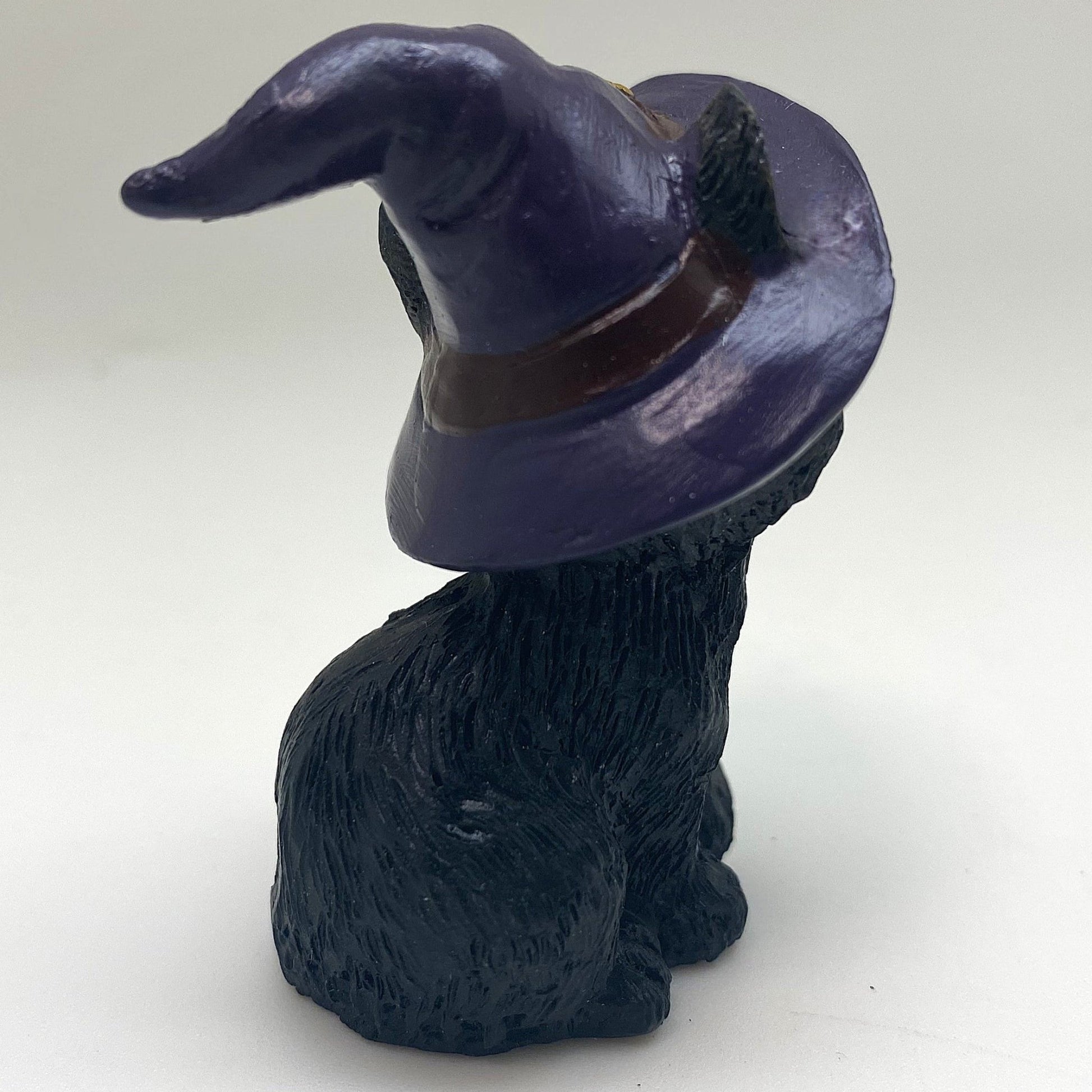 Hexen-Katzen Figur "neugierig mit lila Hut" - 45 x 65 mm - Schneekugelhaus