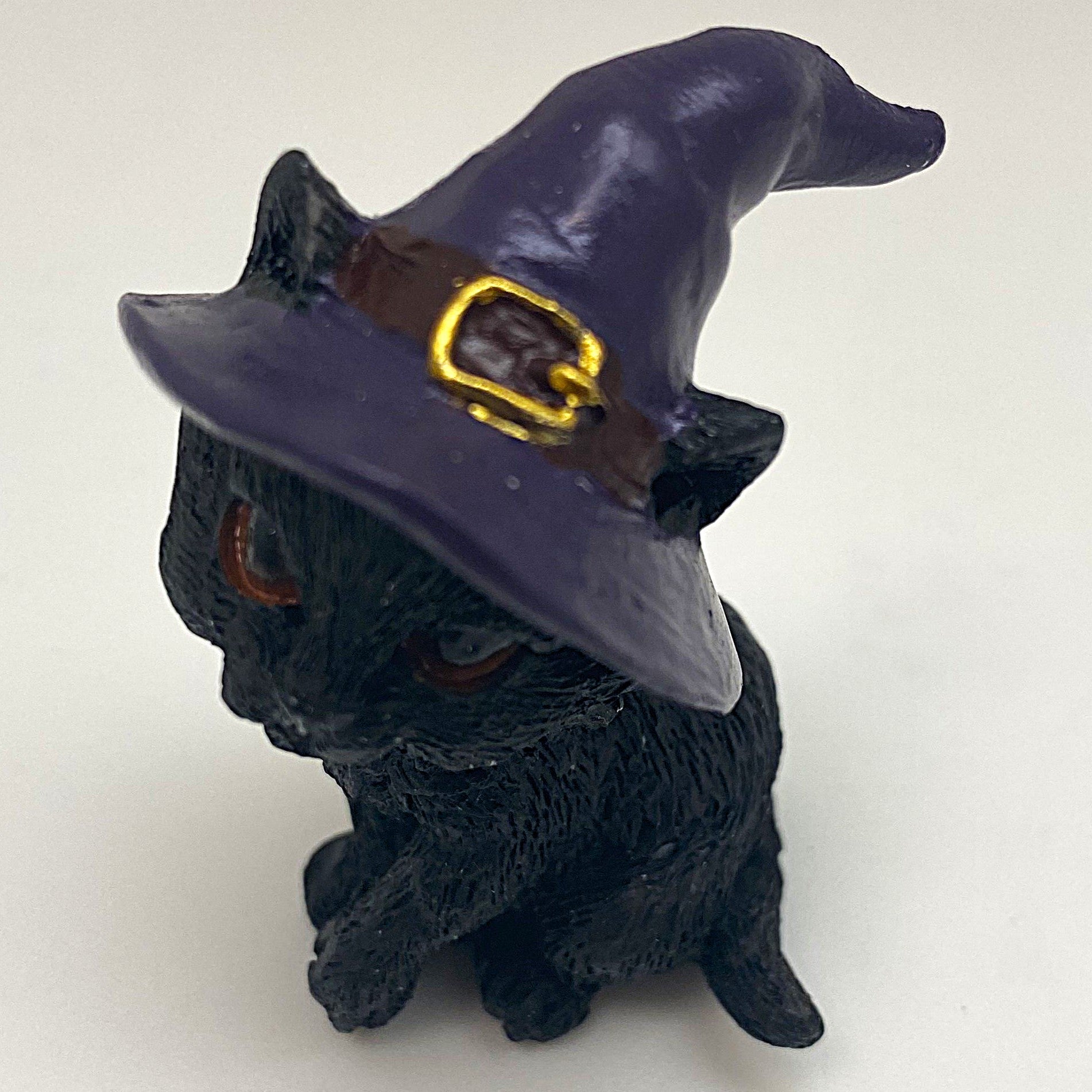 Hexen-Katzen Figur "neugierig mit lila Hut" - 45 x 65 mm - Schneekugelhaus