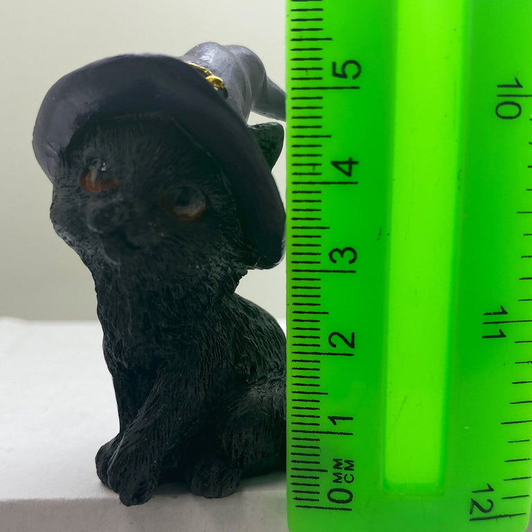 Hexen-Katzen Figur "neugierig mit lila Hut" - 45 x 65 mm - Schneekugelhaus