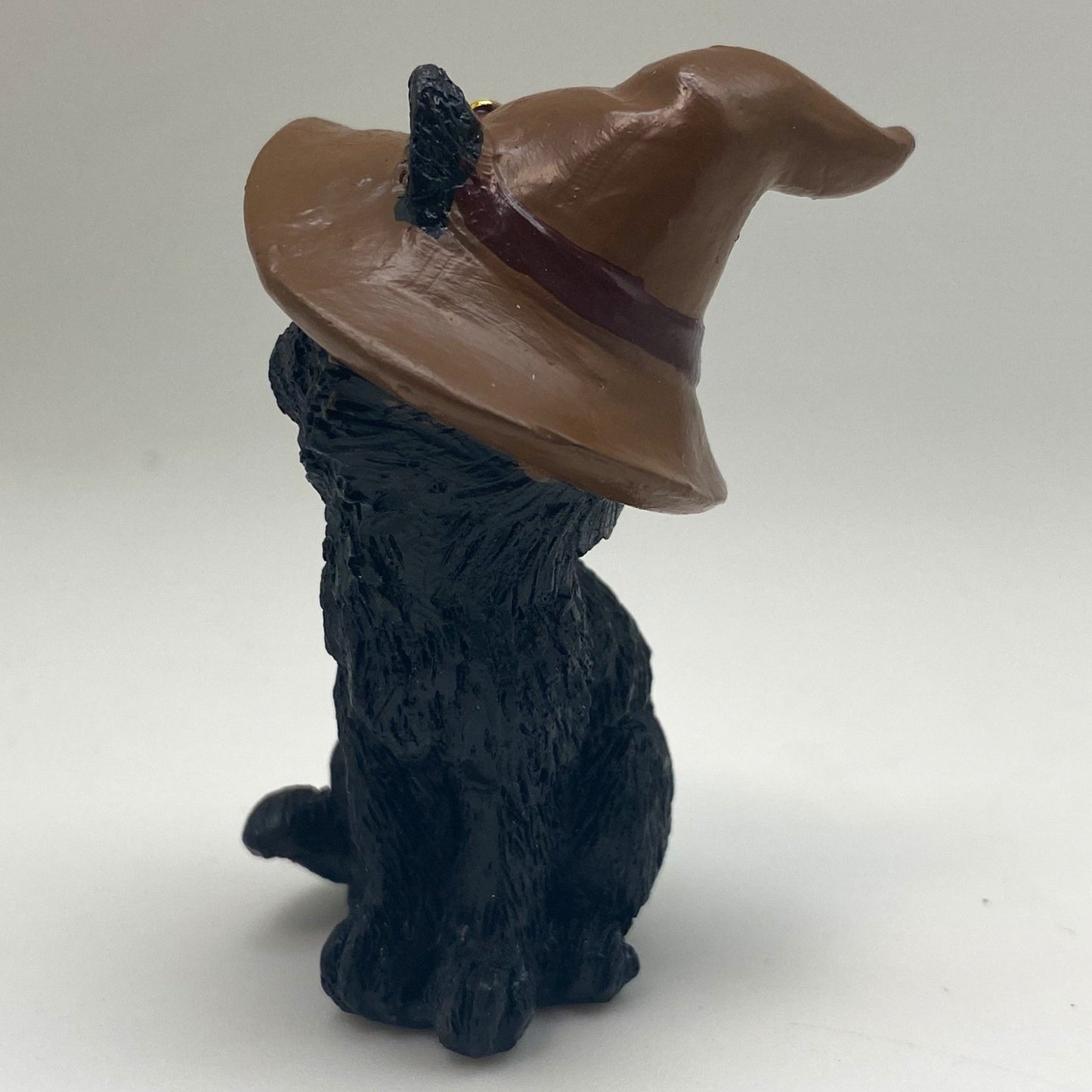 Hexen-Katzen Figur "posierend mit braunen Hut" - 55 x 75 mm - Schneekugelhaus
