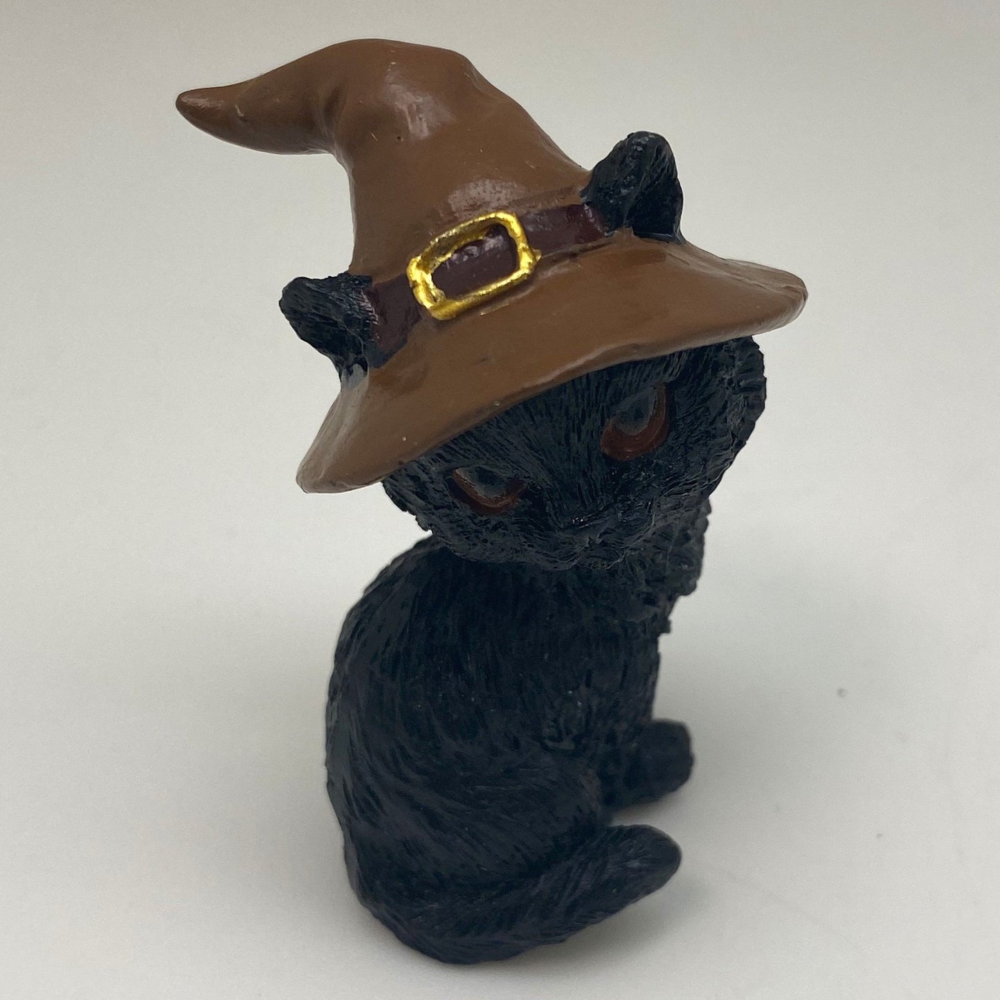 Hexen-Katzen Figur "posierend mit braunen Hut" - 55 x 75 mm - Schneekugelhaus