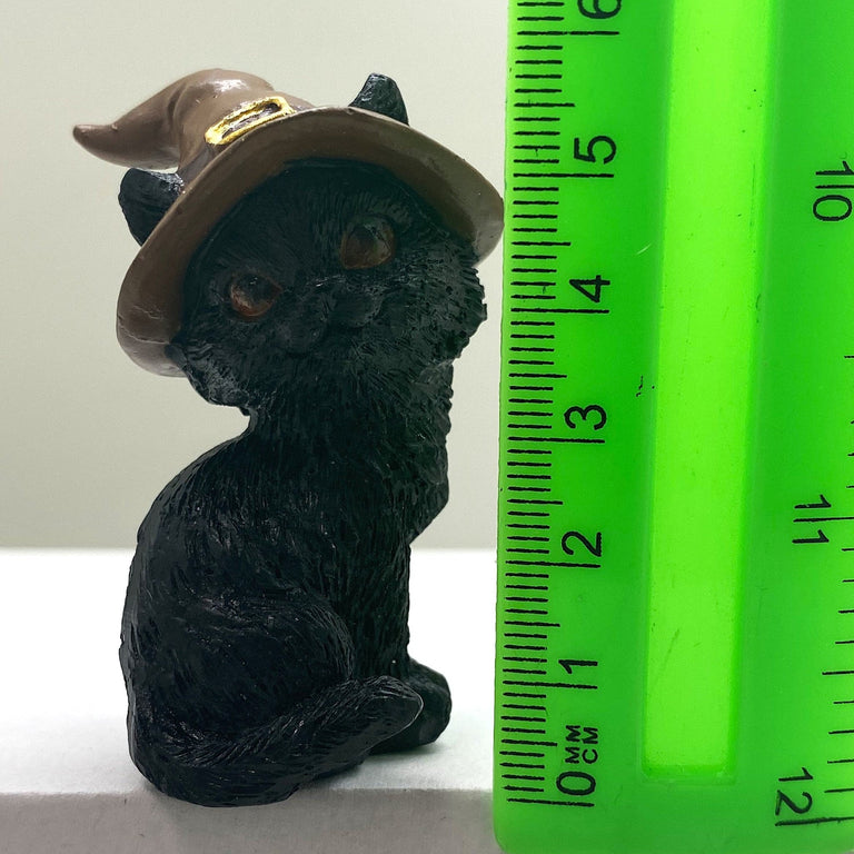Hexen-Katzen Figur "posierend mit braunen Hut" - 55 x 75 mm - Schneekugelhaus