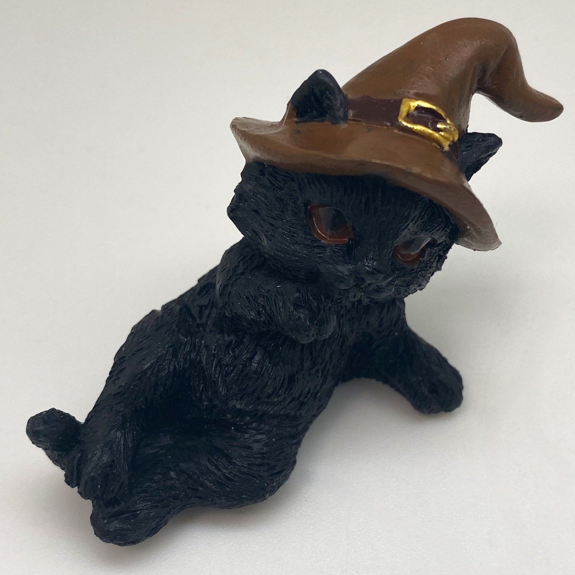 Hexen-Katzen Figur "seitlich liegend mit braunen Hut" - 85 x 55 mm - Schneekugelhaus