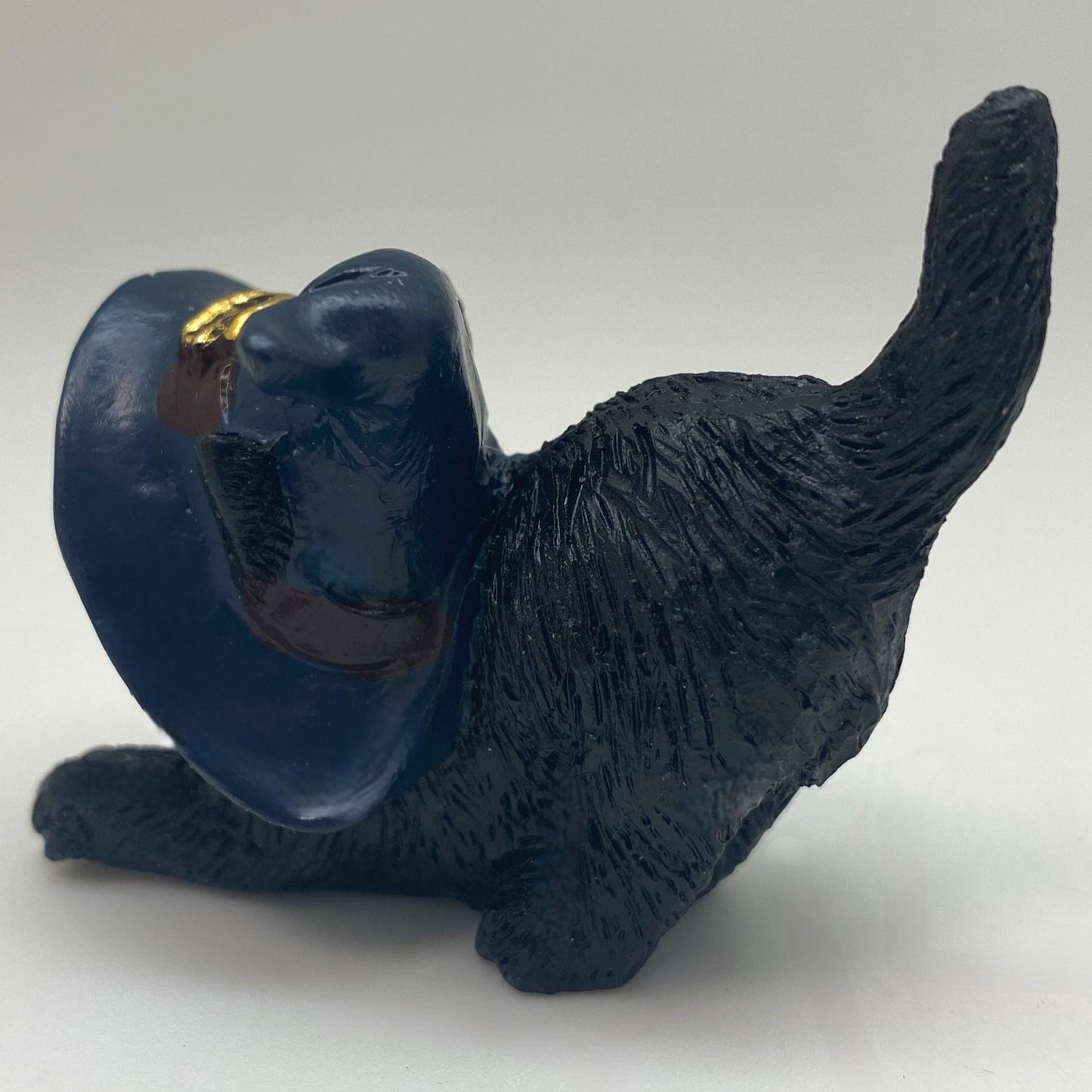 Hexen-Katzen Figur "streckend mit blauen Hut" - 65 x 65 mm - Schneekugelhaus