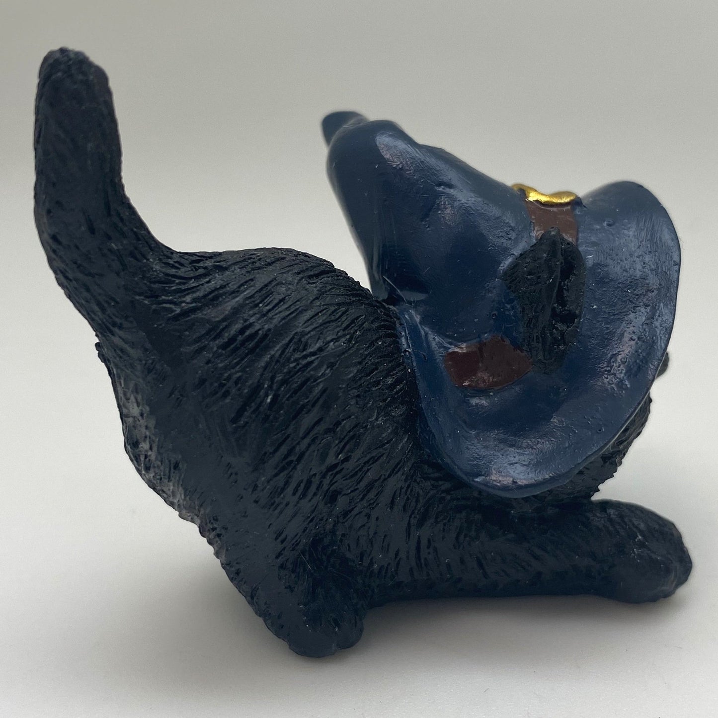 Hexen-Katzen Figur "streckend mit blauen Hut" - 65 x 65 mm - Schneekugelhaus