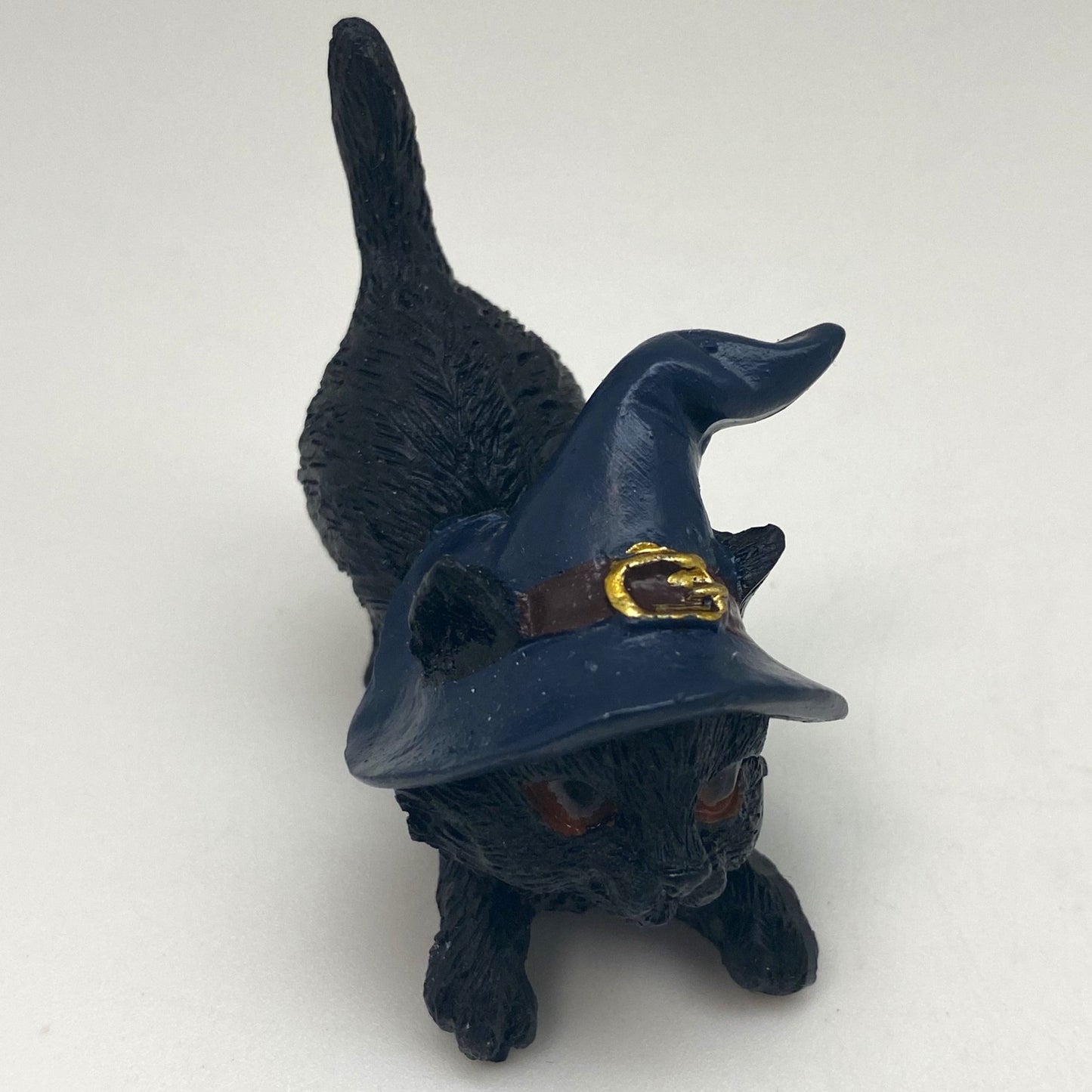 Hexen-Katzen Figur "streckend mit blauen Hut" - 65 x 65 mm - Schneekugelhaus