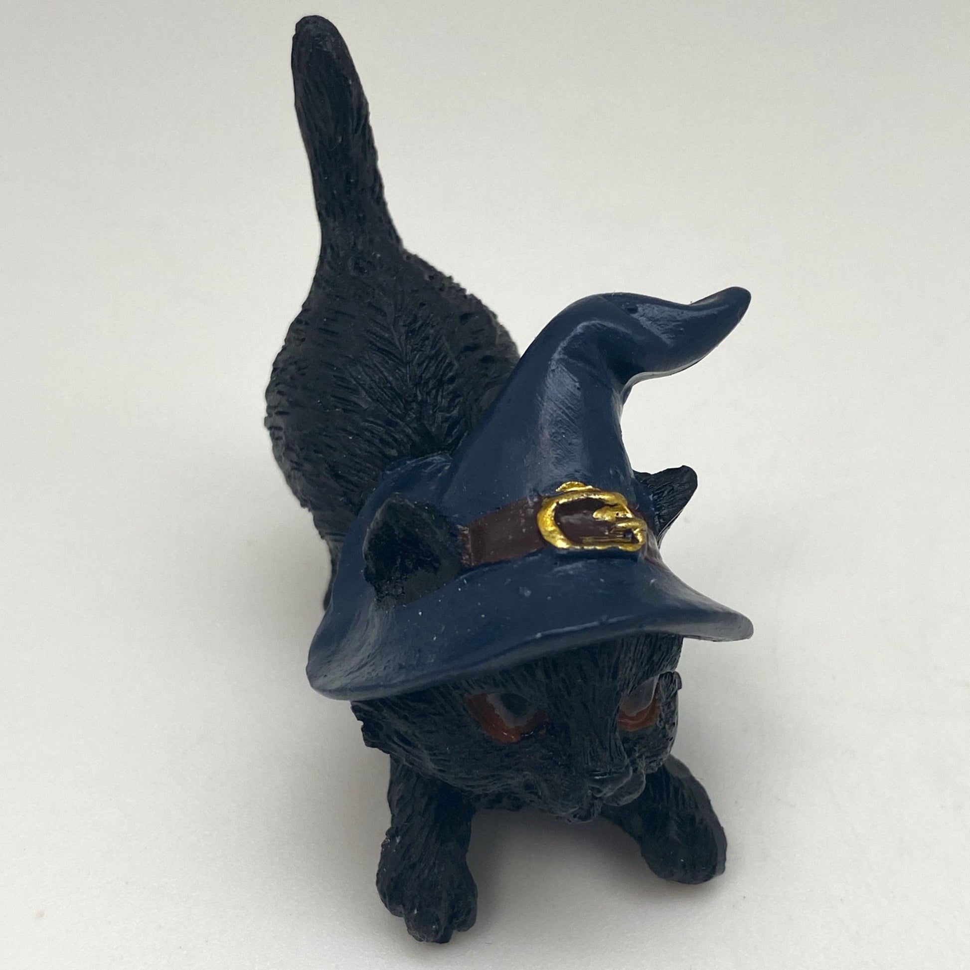 Hexen-Katzen Figur "streckend mit blauen Hut" - 65 x 65 mm - Schneekugelhaus