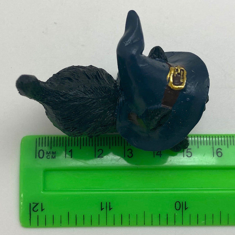 Hexen-Katzen Figur "streckend mit blauen Hut" - 65 x 65 mm - Schneekugelhaus