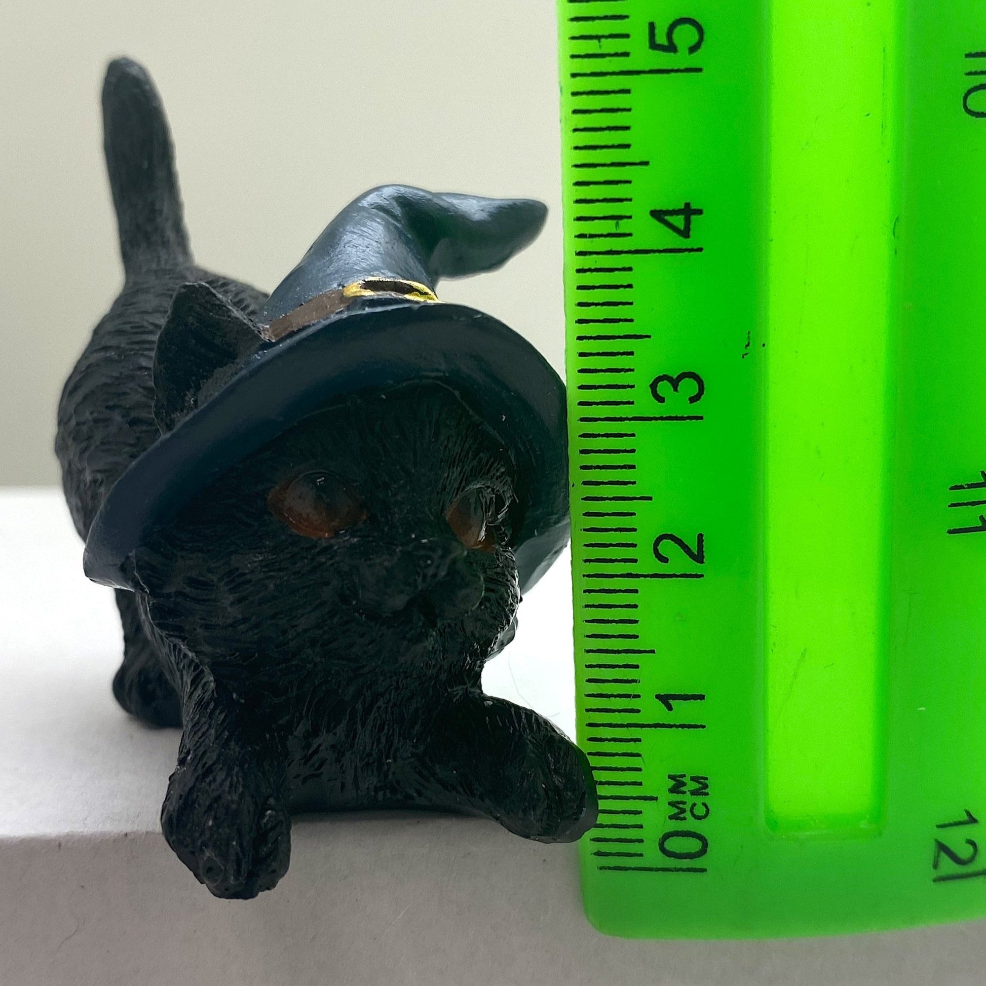 Hexen-Katzen Figur "streckend mit blauen Hut" - 65 x 65 mm - Schneekugelhaus