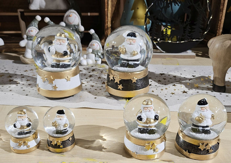 Moderne Mini - Schneekugel Weihnachtsmann schwarz weiß auf Sockel gold schwarz Sterne B: 65mm - Schneekugelhaus