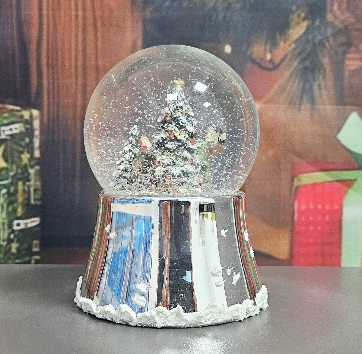 Nostalgische Schneekugel Christbaum schmücken auf silber glänzend mit Schneeflocken 100 mm Durchmesser mit Spieluhr - Schneekugelhaus