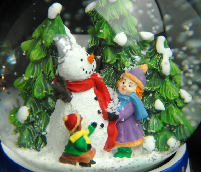 Nostalgische Schneekugel Kinder bauen Schneemann auf Sockel Winterlandschaft hellblau 100 mm Durchmesser mit Spieluhr - Schneekugelhaus