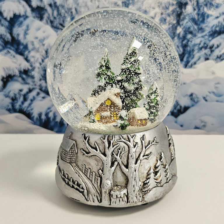Nostalgische Schneekugel Winterhütte auf Silber Landschaft 100 mm Durchmesser mit Spieluhr - Schneekugelhaus