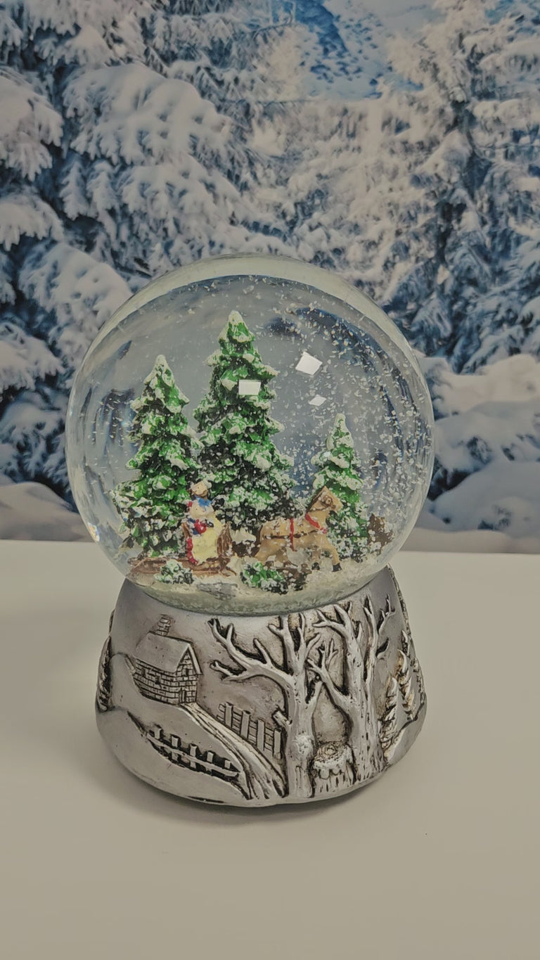 Nostalgische Schneekugel Schlittenfahrt auf Silber Landschaft 100 mm Durchmesser mit Spieluhr