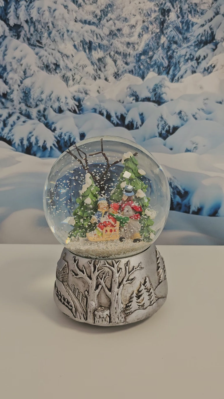 Nostalgische Schneekugel Familienspaziergang Silber Landschaft 100 mm Durchmesser mit Spieluhr