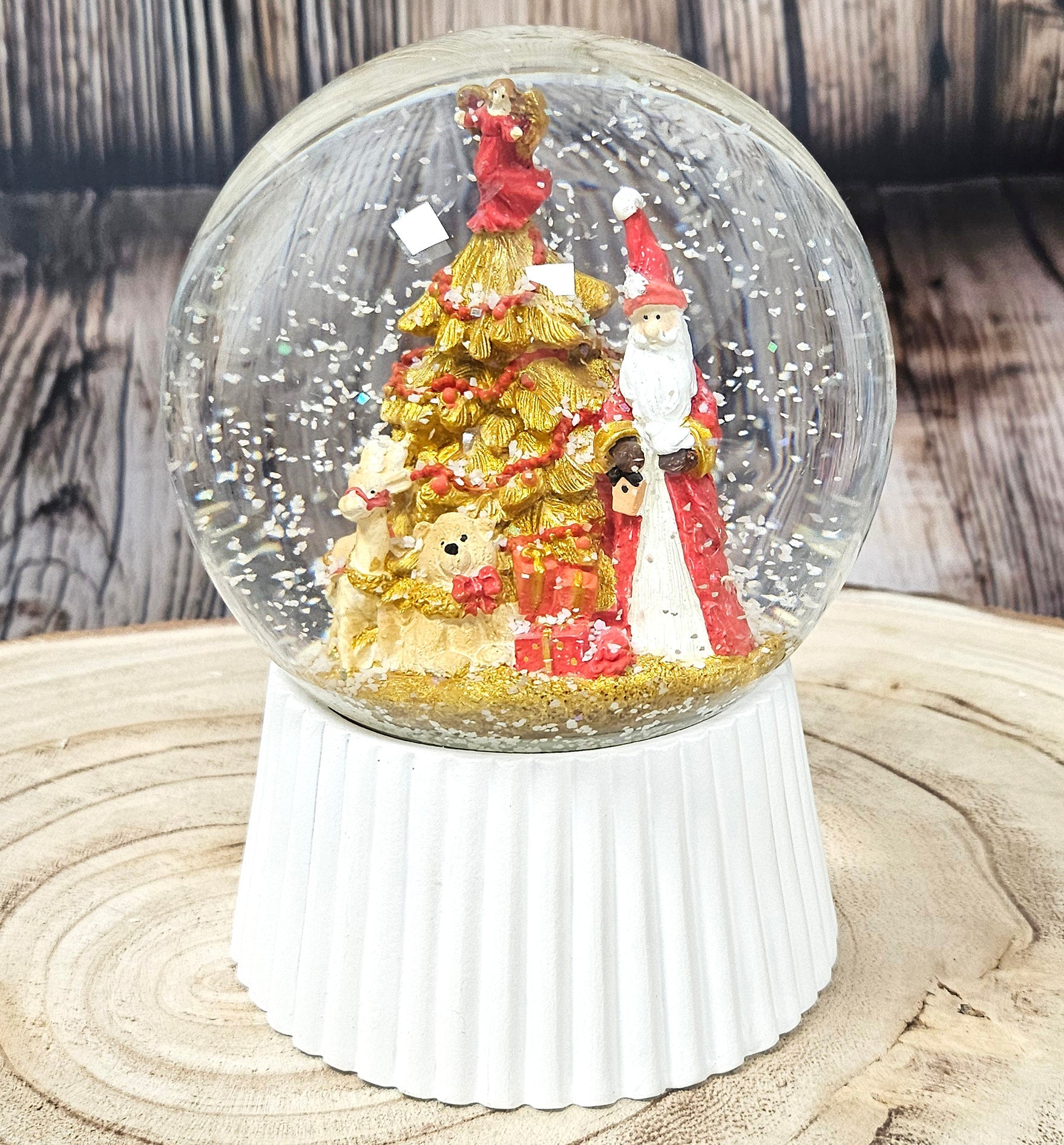 Schneekugel Weihnachtsmann mit Spieluhr, rot, gold weiß auf weiß geriffelt - 120 mm Durchmesser - Schneekugelhaus