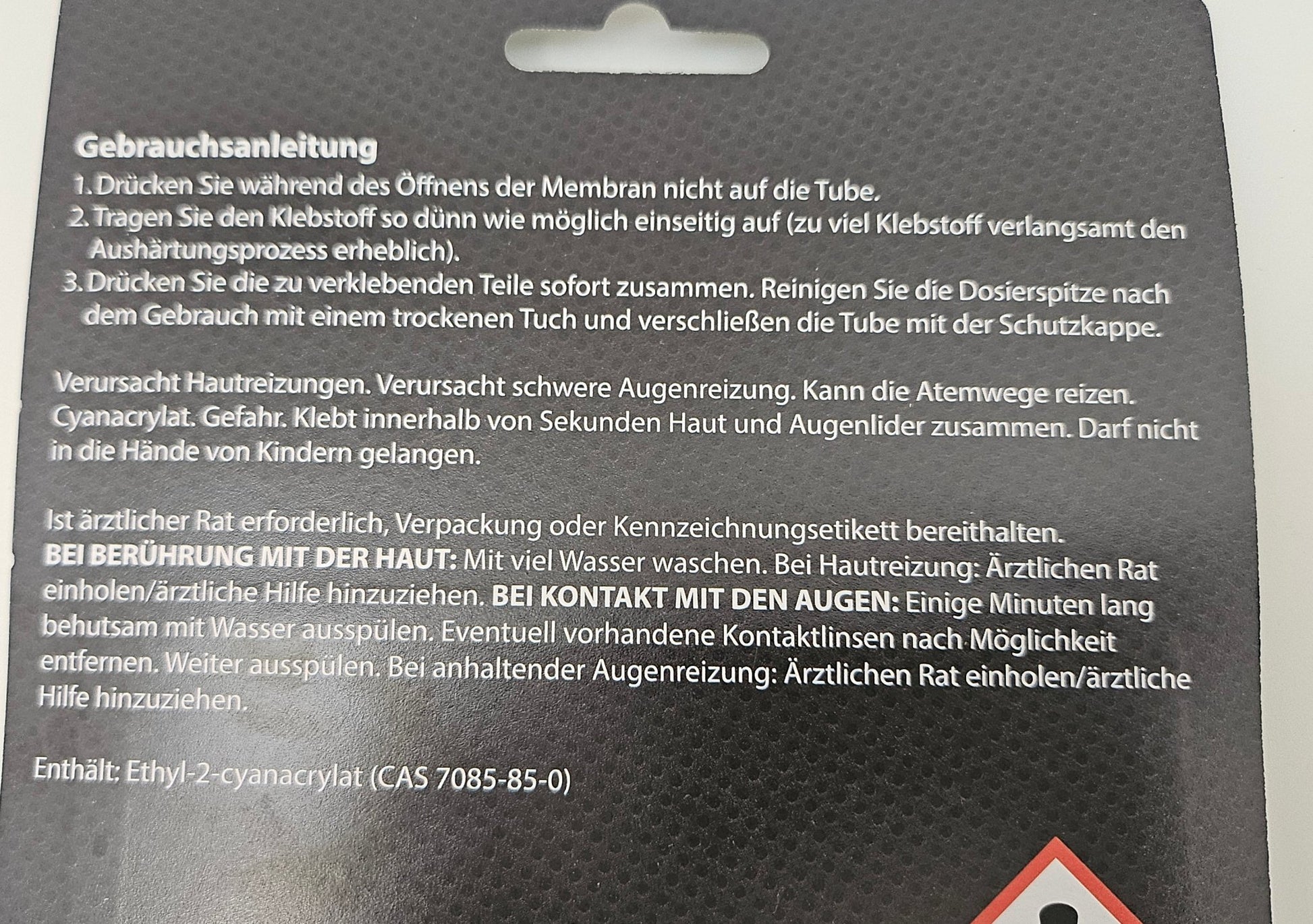 Sekundenkleber "TitanGrip" für das Ankleben von Figuren - Schneekugelhaus