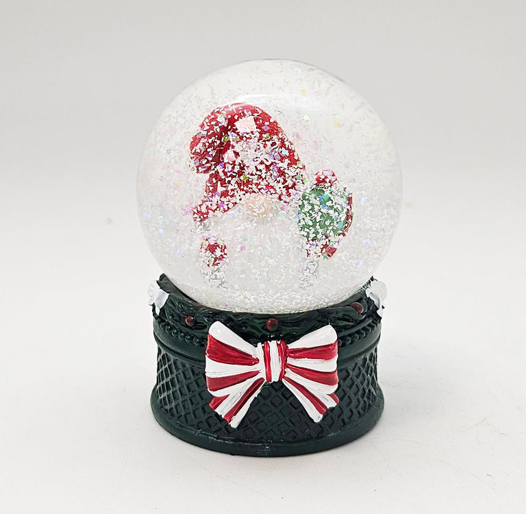 Süße Mini-Schneekugel Weihnachtswichtel Geschenkpaket auf Sockel grün B: 45mm - Schneekugelhaus