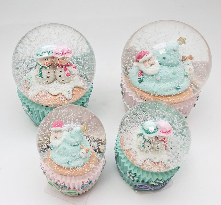 Süße Mini - Schneekugel Muffin rosa Santa auf Sockel Weihnachtsbäckerei 45 mm Durchmesser - Schneekugelhaus