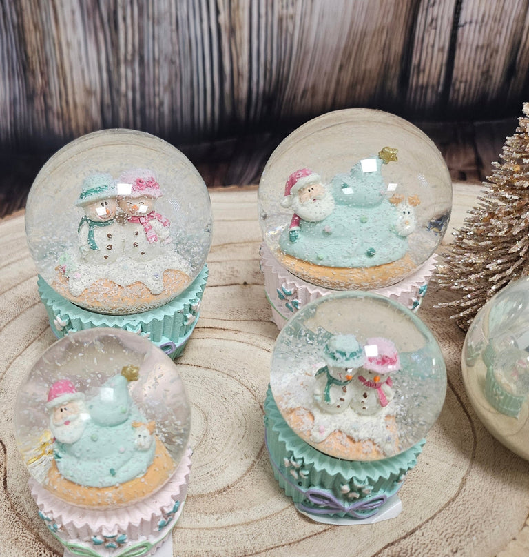 Süße Mini - Schneekugel Muffin türkis Schneemann - Paar auf Sockel Weihnachtsbäckerei 45 mm Durchmesser - Schneekugelhaus