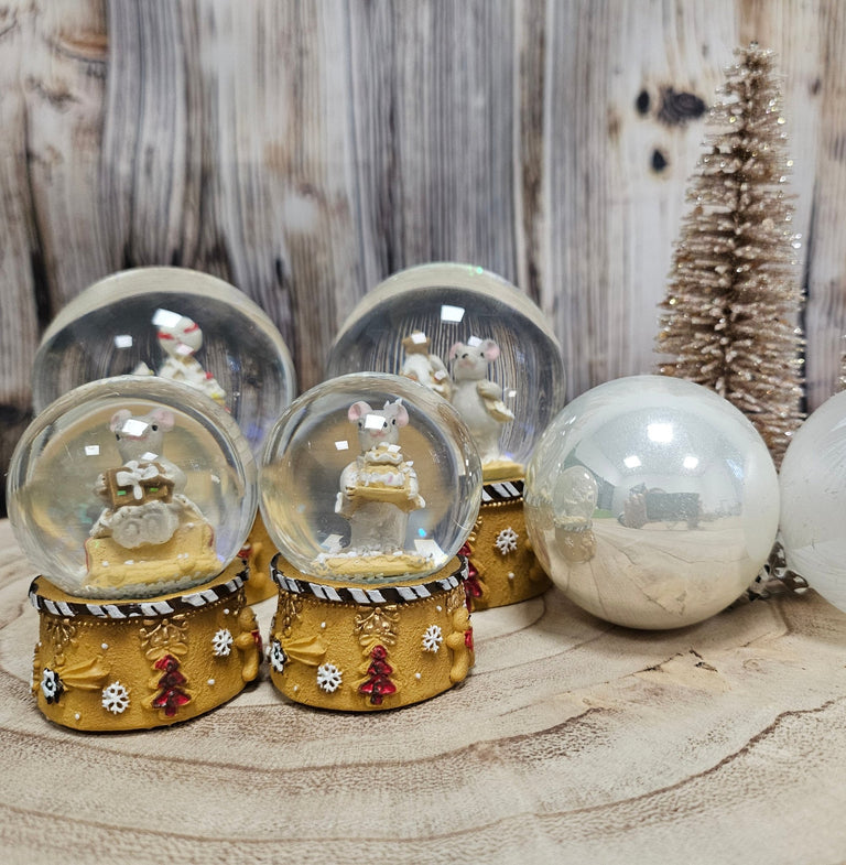 Süße Mini - Schneekugel Weihnachtsmaus Geschenkpaket auf Sockel Weihnachtsbäckerei 45 mm Durchmesser - Schneekugelhaus