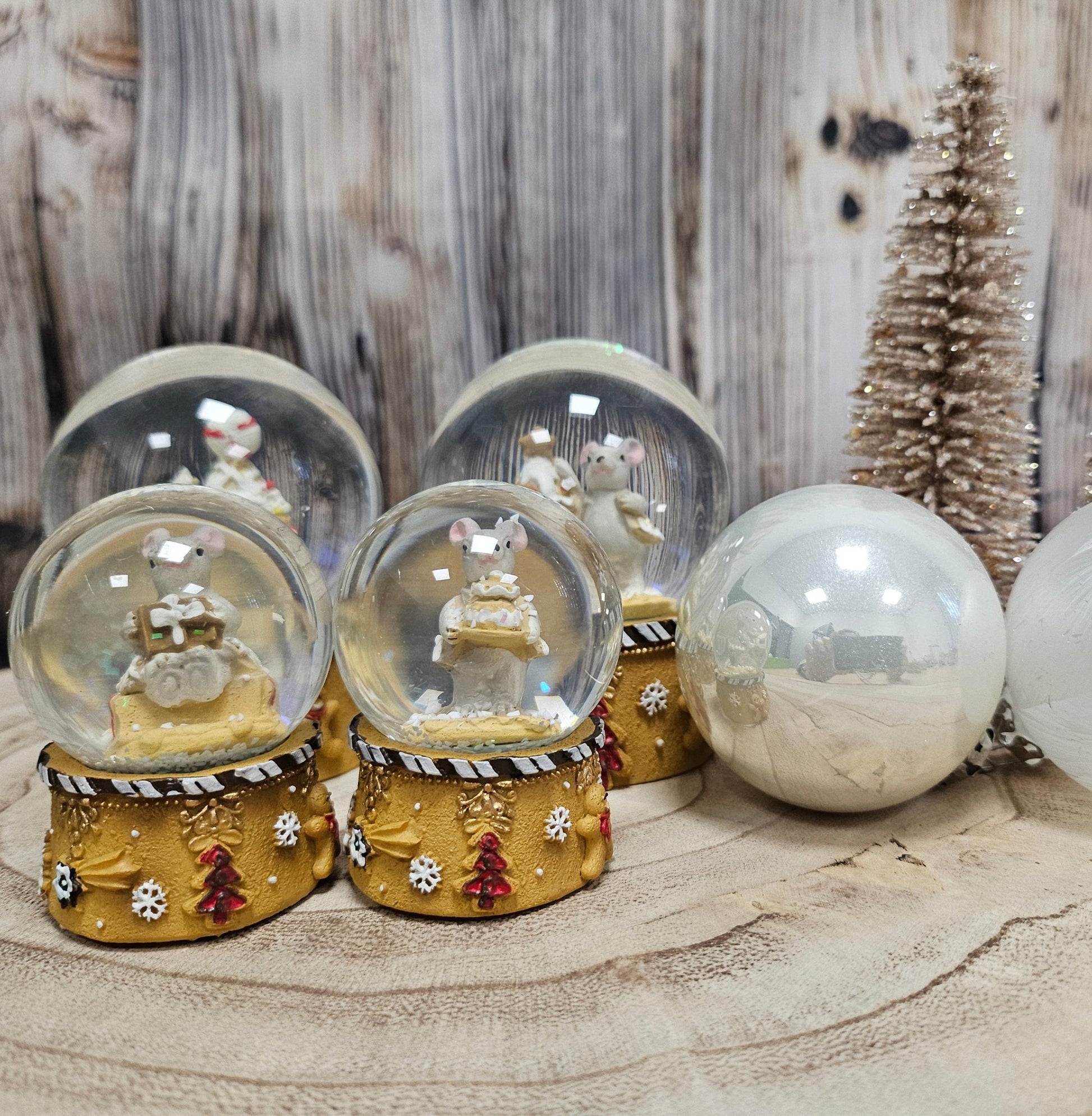 Süße Mini - Schneekugel Weihnachtsmaus Weihnachtstorte auf Sockel Weihnachtsbäckerei 45 mm Durchmesser - Schneekugelhaus