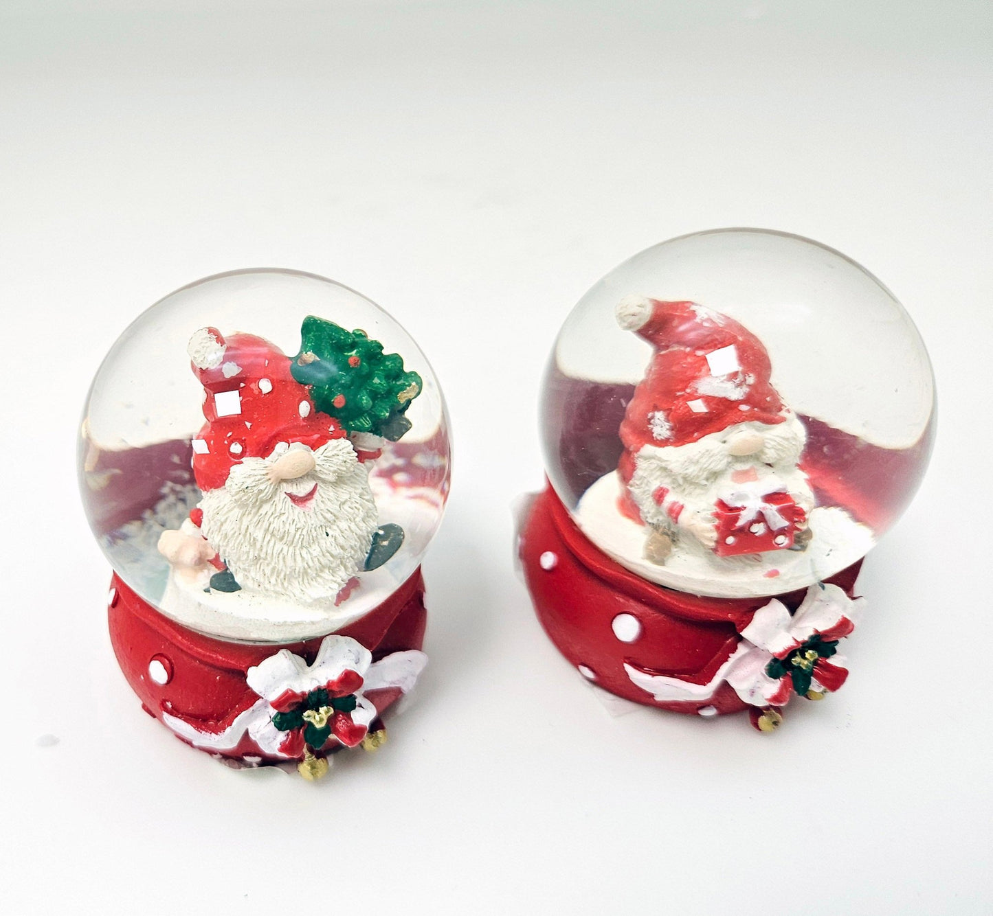 Süße Mini - Schneekugel Weihnachtswichtel Geschenkpaket auf Sockel Weihnachten rot 45 mm Durchmesser - Schneekugelhaus