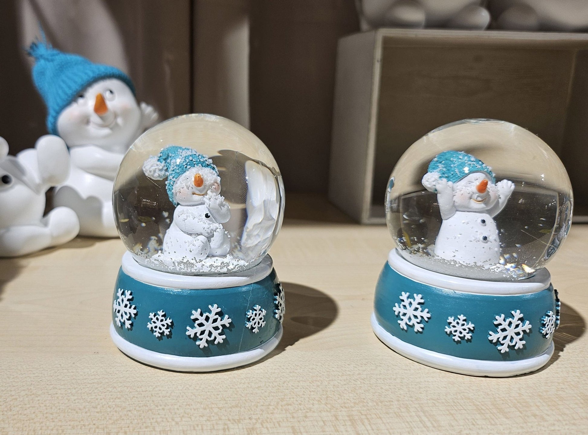 Süße Schneekugel Schneemann dreht sich auf Sockel türkis weiße Schneeflocke B: 65mm - Schneekugelhaus