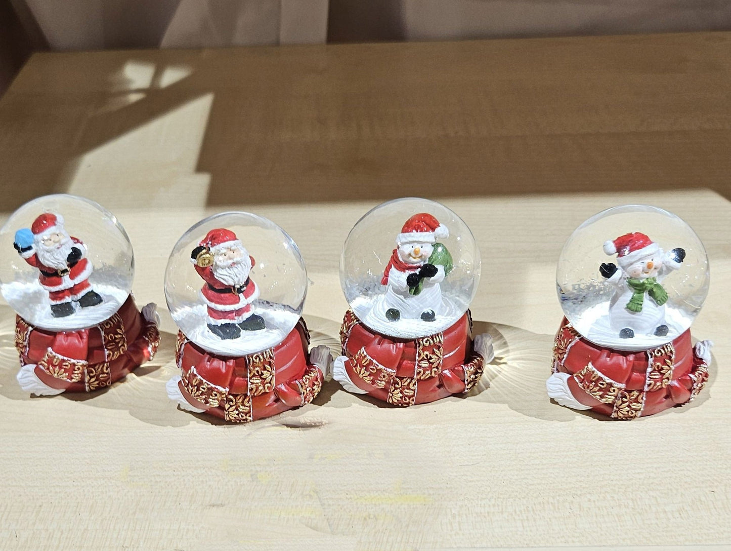 Süße Schneekugel Weihnachtsmann Schneeball auf Sockel rot gold Winterschal B: 65mm - Schneekugelhaus