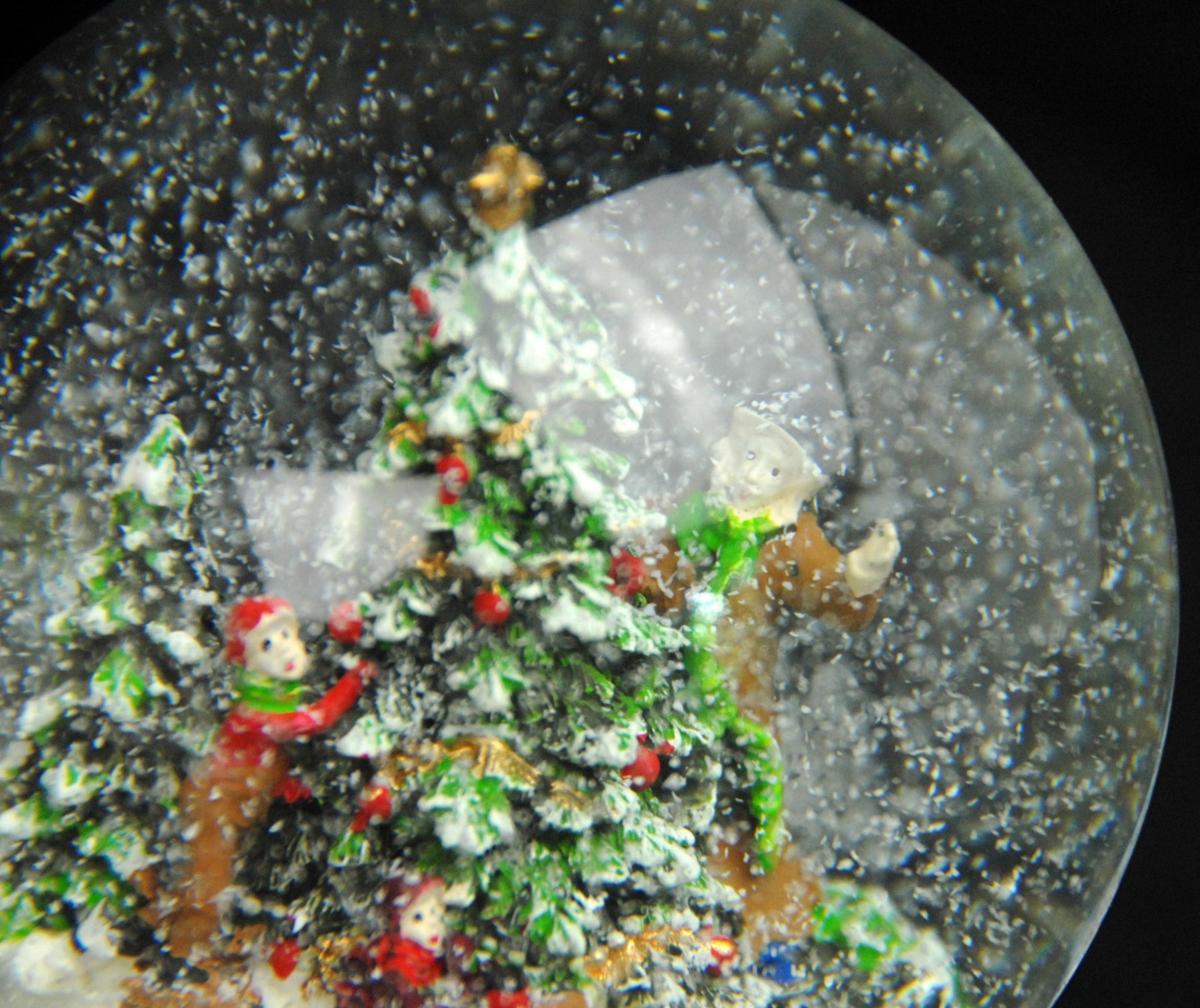 Edle Schneekugel Christbaum schmücken auf weißem Porzellansockel 100 mm Durchmesser mit Spieluhr - Schneekugelhaus