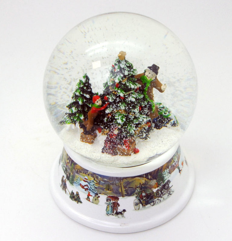 Schneekugel Weihnachtsbaum schmücken mit Geschenken auf Sockel nostalgische Schneelandschaft mit Spieluhr - Schneekugelhaus